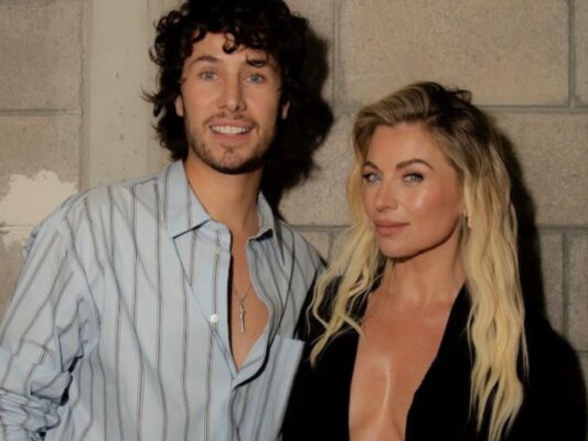 Juanpa Zurita y Ludwika Paleta posan juntos durante la presentación de la película ¿Quieres ser mi novia?