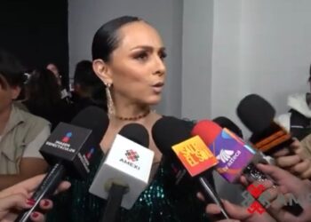 Ivonne Montero durante una entrevista, donde explica las razones de su salida de la obra El Sótano y comparte detalles de su nuevo proyecto teatral.