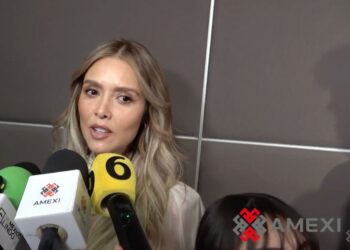 Actriz caracterizada como una villana elegante y segura, con actitud firme y expresión intensa que refleja manipulación y control.