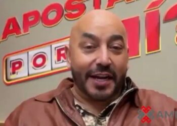 Cantante en estudio de televisión analiza estrategias y comenta el desarrollo de un reality de competencia.