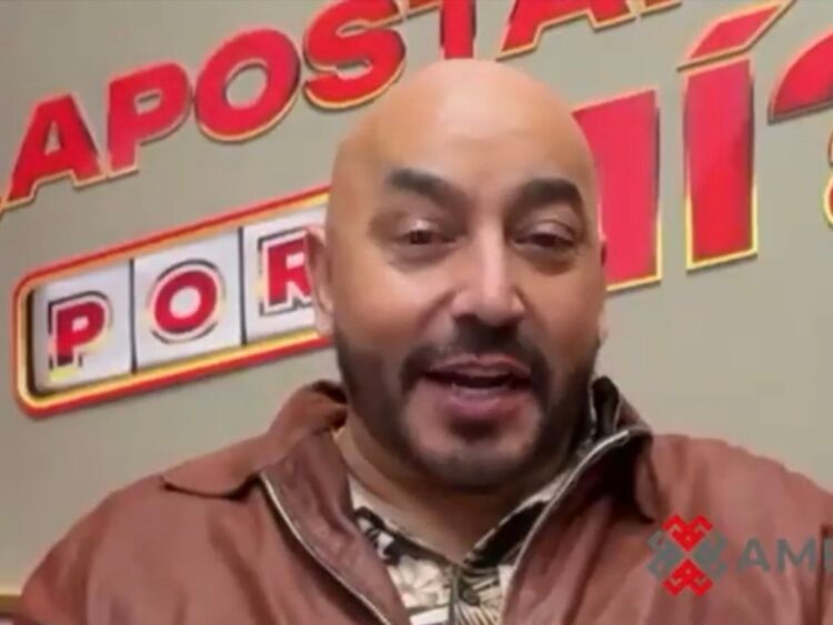 Cantante en estudio de televisión analiza estrategias y comenta el desarrollo de un reality de competencia.