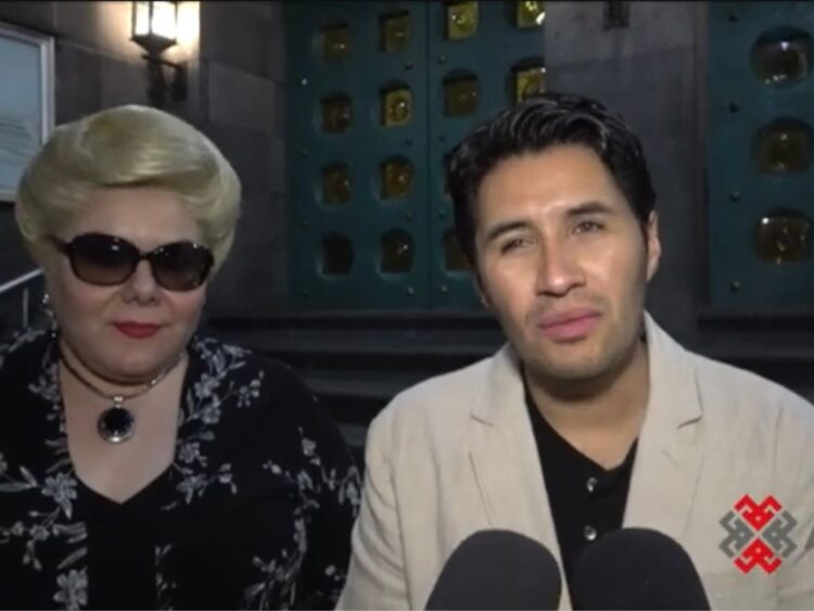 Imagen del colaborador de Paquita la del Barrio durante un homenaje, donde anuncia la iniciativa para crear una estatua con donaciones del público.