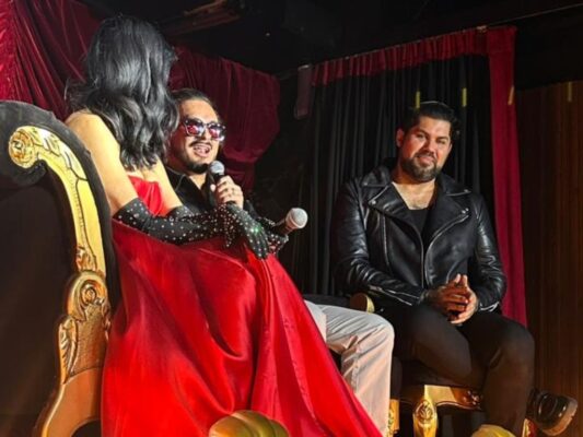 Susana Zabaleta posa junto a Ricardo Pérez durante la presentación del video “Soy Loca por Ti” en la Ciudad de México.