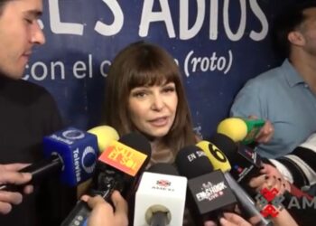 Itatí Cantoral y su hijo Eduardo Zucchi sonríen juntos durante un encuentro con medios tras anunciar su nuevo proyecto en televisión.