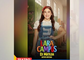 Escena del musical Matilda con elenco infantil y adulto en un escenario con escenografía tecnológica, iluminación dinámica y ambiente fantástico.