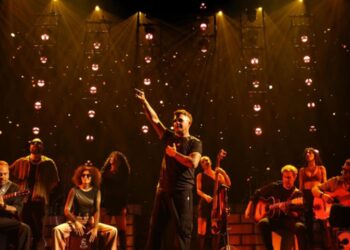 Alejandro Sanz durante un concierto de su gira internacional, tras presentaciones con entradas agotadas y antes de nuevas fechas en Estados Unidos y España.