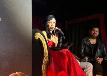 Susana Zabaleta posa junto a Ricardo Pérez durante la presentación del video “Soy Loca por Ti” en la Ciudad de México.