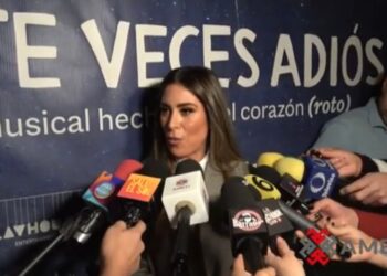 Melissa López sonríe durante conferencia de prensa al hablar sobre los 30 años de JNS y sus próximos proyectos internacionales.