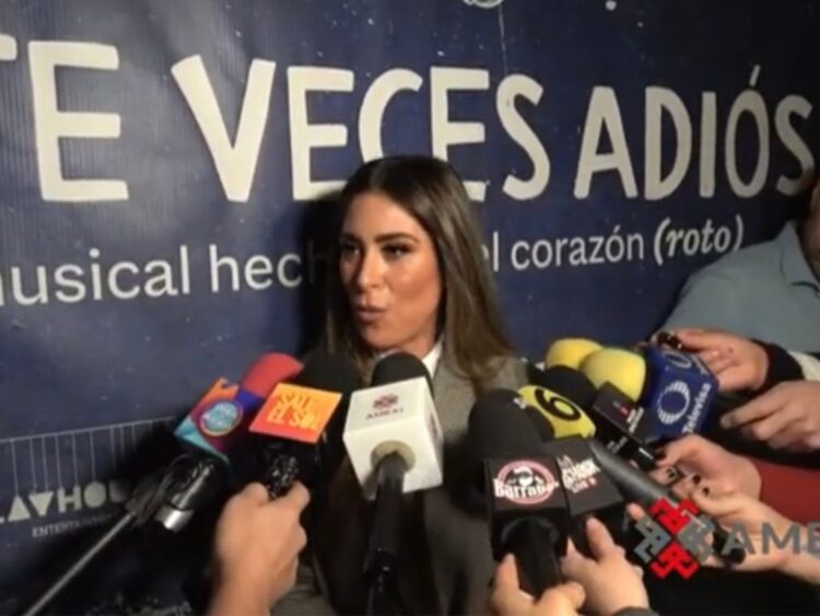 Melissa López sonríe durante conferencia de prensa al hablar sobre los 30 años de JNS y sus próximos proyectos internacionales.
