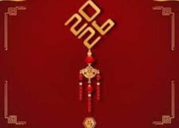 Decoraciones tradicionales del Año Nuevo Lunar en China con faroles rojos, símbolos de fortuna y ambiente festivo que marca el inicio de un nuevo año.