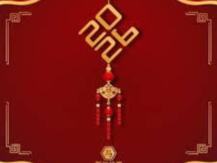 Decoraciones tradicionales del Año Nuevo Lunar en China con faroles rojos, símbolos de fortuna y ambiente festivo que marca el inicio de un nuevo año.