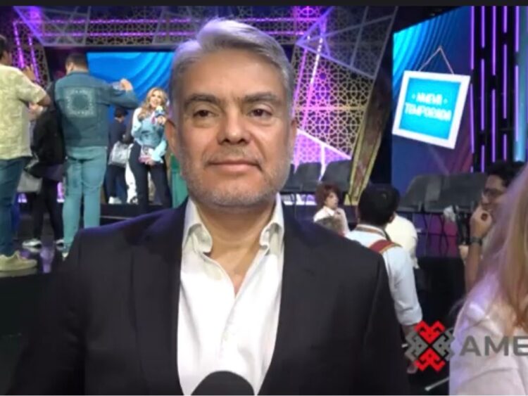 Reynaldo López durante la presentación de la nueva temporada del programa de comedia, donde anuncia su estreno y novedades del elenco.