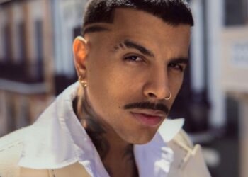 Rauw Alejandro posa durante una aparición pública tras el anuncio de su debut cinematográfico en la película Viva La Madness, dirigida por Guy Ritchie.