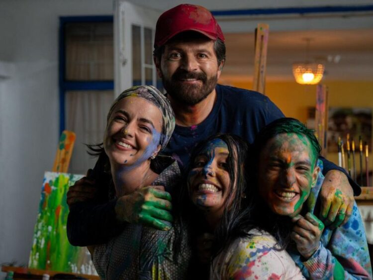 Elenco de la serie colombiana “Milo y Yo” posa en imagen promocional tras recibir nominaciones en los Premios Chip TV.