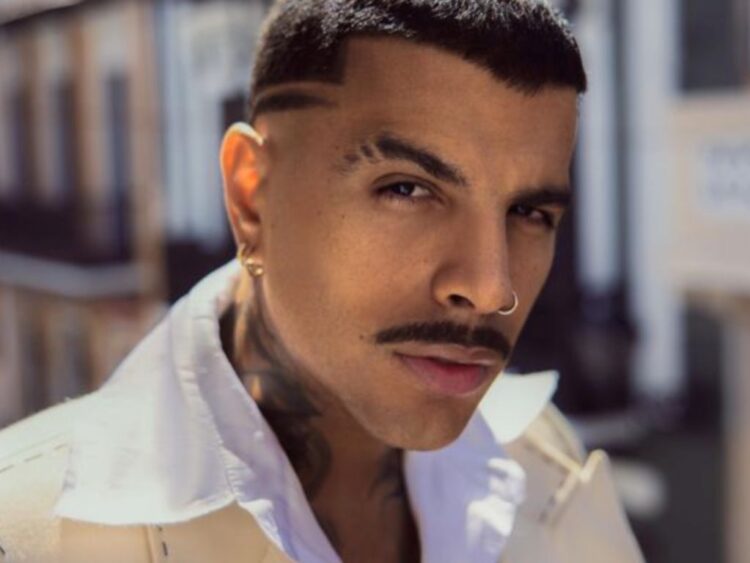 Rauw Alejandro posa durante una aparición pública tras el anuncio de su debut cinematográfico en la película Viva La Madness, dirigida por Guy Ritchie.