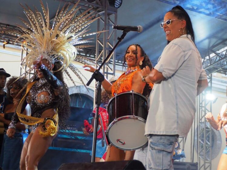 Comparsas y bailarines de samba desfilan entre carrozas iluminadas durante las celebraciones del carnaval en Florianópolis.
