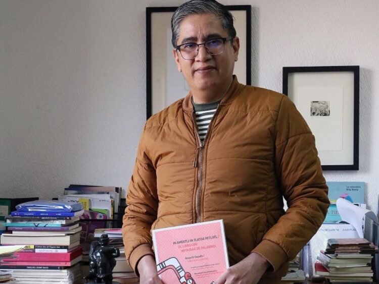 Stand editorial de la Universidad Autónoma Metropolitana en la Feria Internacional del Libro, con exhibición de libros académicos y novedades literarias.