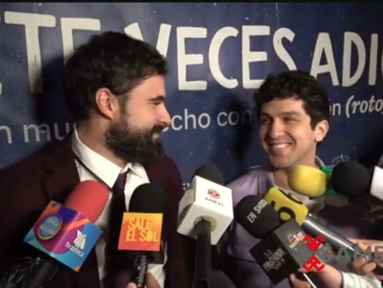 Aldo Guerra y Jerry Velázquez posan juntos durante la presentación del reestreno de Siete Veces Adiós ante medios.