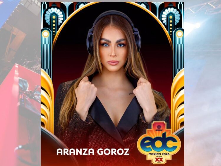 DJ mexicana tocando en un escenario masivo de música electrónica ante una multitud durante un festival nocturno.