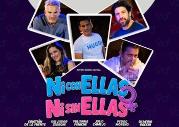 Elenco y padrinos celebran sobre el escenario la develación de placa por las 100 funciones de una comedia teatral, entre aplausos del público.