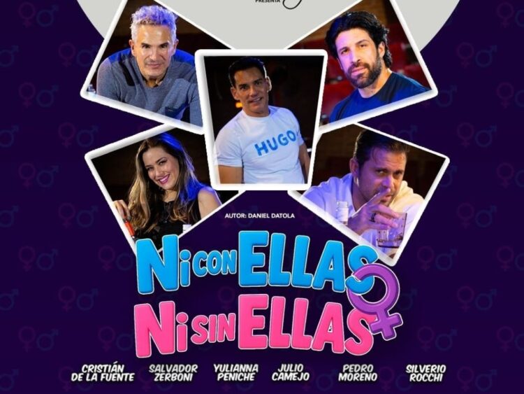 Elenco y padrinos celebran sobre el escenario la develación de placa por las 100 funciones de una comedia teatral, entre aplausos del público.