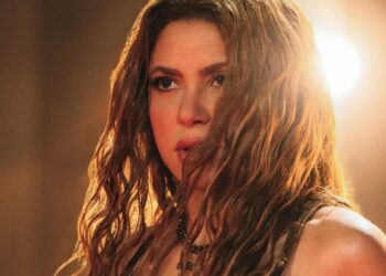 Personal de seguridad y asistentes se congregan en el Zócalo de la Ciudad de México previo al concierto gratuito de Shakira.