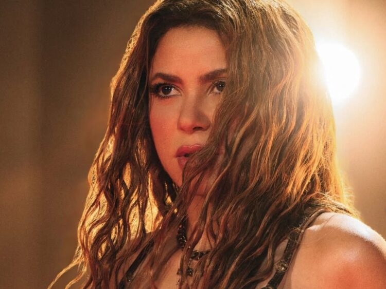 Personal de seguridad y asistentes se congregan en el Zócalo de la Ciudad de México previo al concierto gratuito de Shakira.