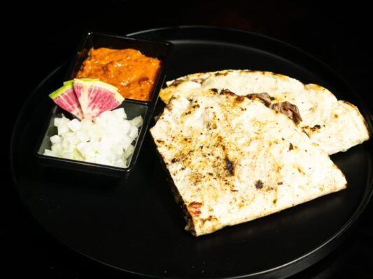 Interior de la nueva mezcalería Finca Robles en el Centro Histórico, con botellas de mezcal ancestral y obra gráfica contemporánea.
