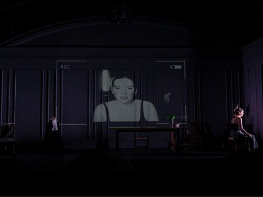 Regina Blandón en escena durante una función de Prima Facie, interpretando a la abogada Tessa en el Foro Cultural Chapultepec.