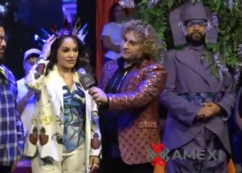 Cantante infantil recibe corona simbólica durante ceremonia de reconocimiento a su trayectoria y apoyo a la inclusión.Cantante infantil recibe corona simbólica durante ceremonia de reconocimiento a su trayectoria y apoyo a la inclusión.