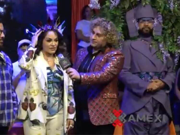 Cantante infantil recibe corona simbólica durante ceremonia de reconocimiento a su trayectoria y apoyo a la inclusión.Cantante infantil recibe corona simbólica durante ceremonia de reconocimiento a su trayectoria y apoyo a la inclusión.