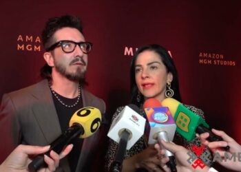 Lidia Ávila y Óscar Schwebel posan juntos durante un encuentro con medios, donde fijan postura sobre el uso del nombre OV7 y su vínculo con antiguos compañeros del grupo.