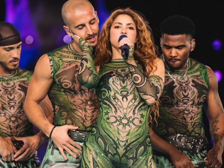 Policías, personal médico y equipos de emergencia resguardan el Zócalo de la Ciudad de México antes del concierto masivo de Shakira.