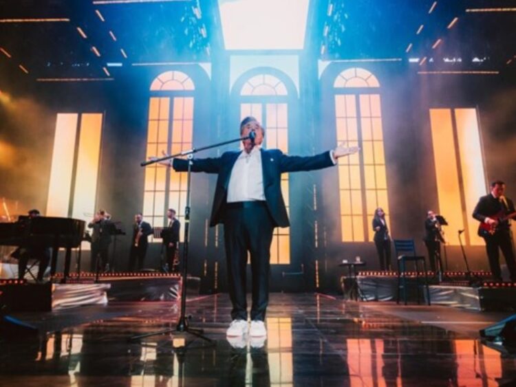 Ricardo Montaner canta en el escenario del Movistar Arena de Buenos Aires durante el arranque de su gira El Último Regreso Tour 2026, vestido con smoking negro ante un recinto lleno.