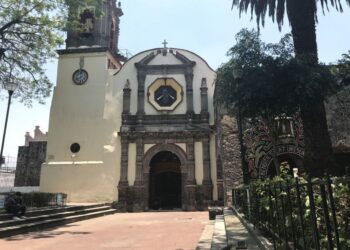 Visitantes recorren una zona arqueológica durante un Paseo Cultural organizado por el INAH en la Ciudad de México.