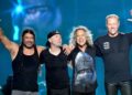 Integrantes de Metallica interpretan “Enter Sandman” en un concierto masivo, con luces intensas y miles de fans frente al escenario.
