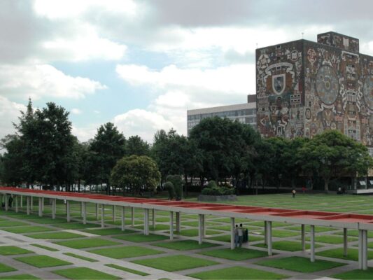 Visitantes recorren una zona arqueológica durante un Paseo Cultural organizado por el INAH en la Ciudad de México.