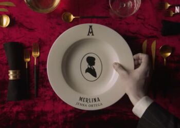 Jenna Ortega caracterizada como Merlina Addams durante una escena en la Academia Nevermore, en el inicio de la producción de la tercera temporada de la serie de Netflix.