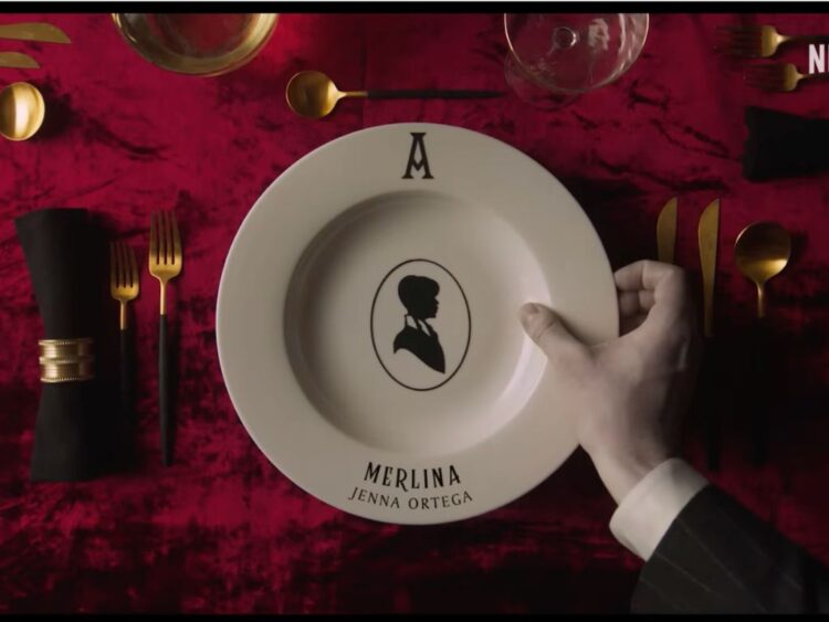 Jenna Ortega caracterizada como Merlina Addams durante una escena en la Academia Nevermore, en el inicio de la producción de la tercera temporada de la serie de Netflix.