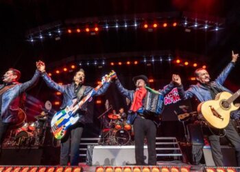 Los Tigres del Norte interpretan sus éxitos en el escenario durante el anuncio de su nueva gira internacional.