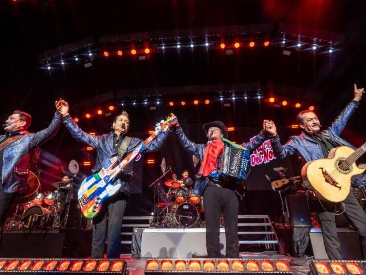 Los Tigres del Norte interpretan sus éxitos en el escenario durante el anuncio de su nueva gira internacional.