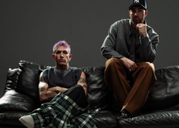 Justin Quiles y Lenny Tavárez posan en una sesión conceptual con estética minimalista y luces contrastadas, como parte del lanzamiento de su álbum SUPERARTE.