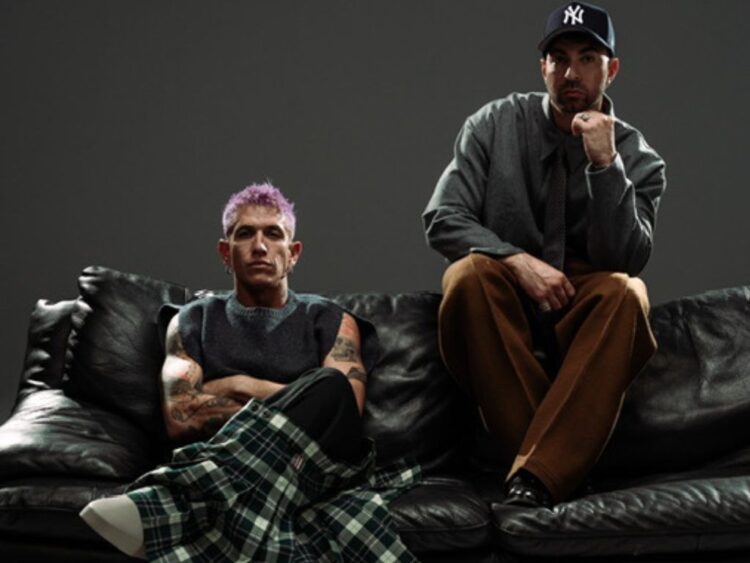 Justin Quiles y Lenny Tavárez posan en una sesión conceptual con estética minimalista y luces contrastadas, como parte del lanzamiento de su álbum SUPERARTE.