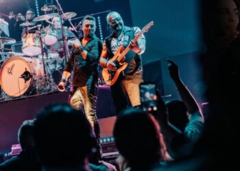 Integrantes de Elefante interpretan sus éxitos ante un Auditorio Nacional completamente lleno.