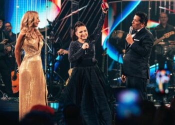 Gloria Estefan canta en el escenario de la Quinta Vergara durante la apertura del Festival de Viña del Mar 2026, ante miles de asistentes que la ovacionan.