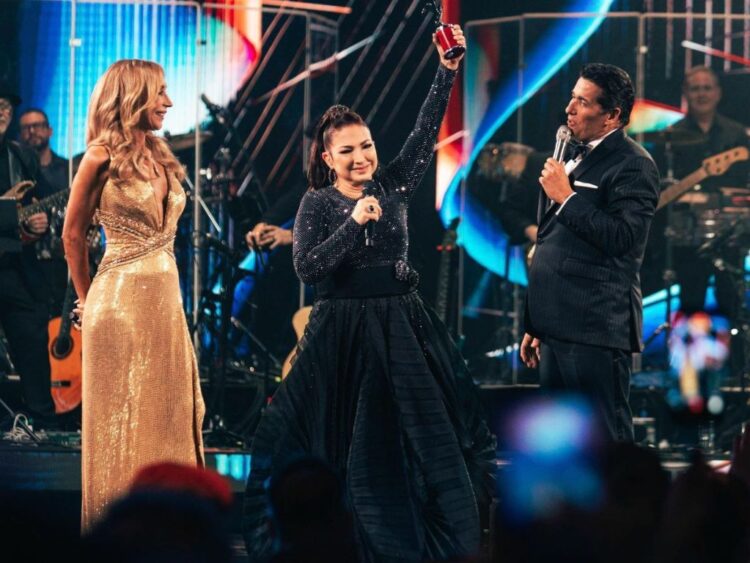 Gloria Estefan canta en el escenario de la Quinta Vergara durante la apertura del Festival de Viña del Mar 2026, ante miles de asistentes que la ovacionan.