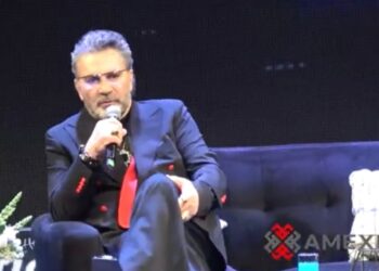 Mijares durante una presentación en vivo, sobre el escenario, como parte de la celebración por sus 40 años de trayectoria musical.