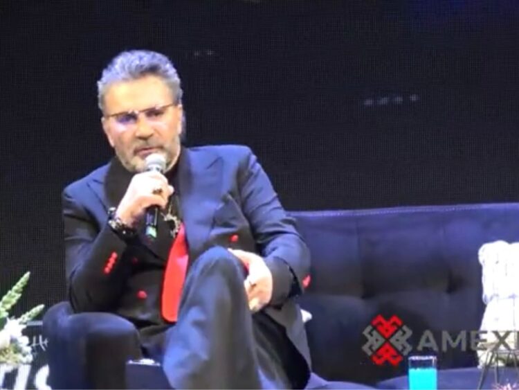 Mijares durante una presentación en vivo, sobre el escenario, como parte de la celebración por sus 40 años de trayectoria musical.