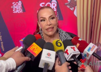 María del Sol sonríe durante un encuentro con medios, luce renovada y comparte detalles sobre la celebración por sus 50 años de carrera musical.