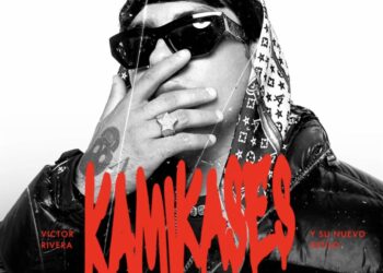 Víctor Rivera interpreta “Kamikases” en un entorno urbano de la Ciudad de México, rodeado de concreto y estética cruda.